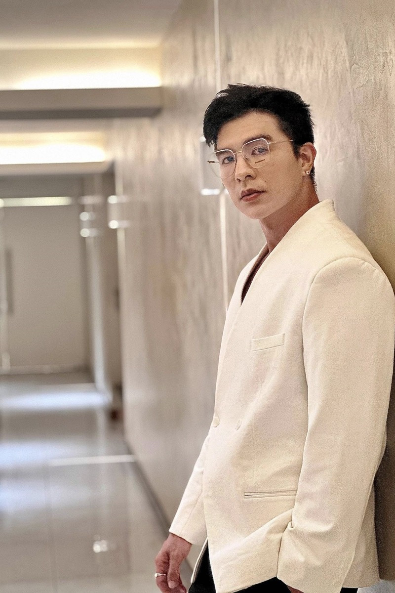 Rò rỉ hình ảnh sao nam nổi tiếng phim mưa đỏ ôm ấp gái lạ sự thật ra sao