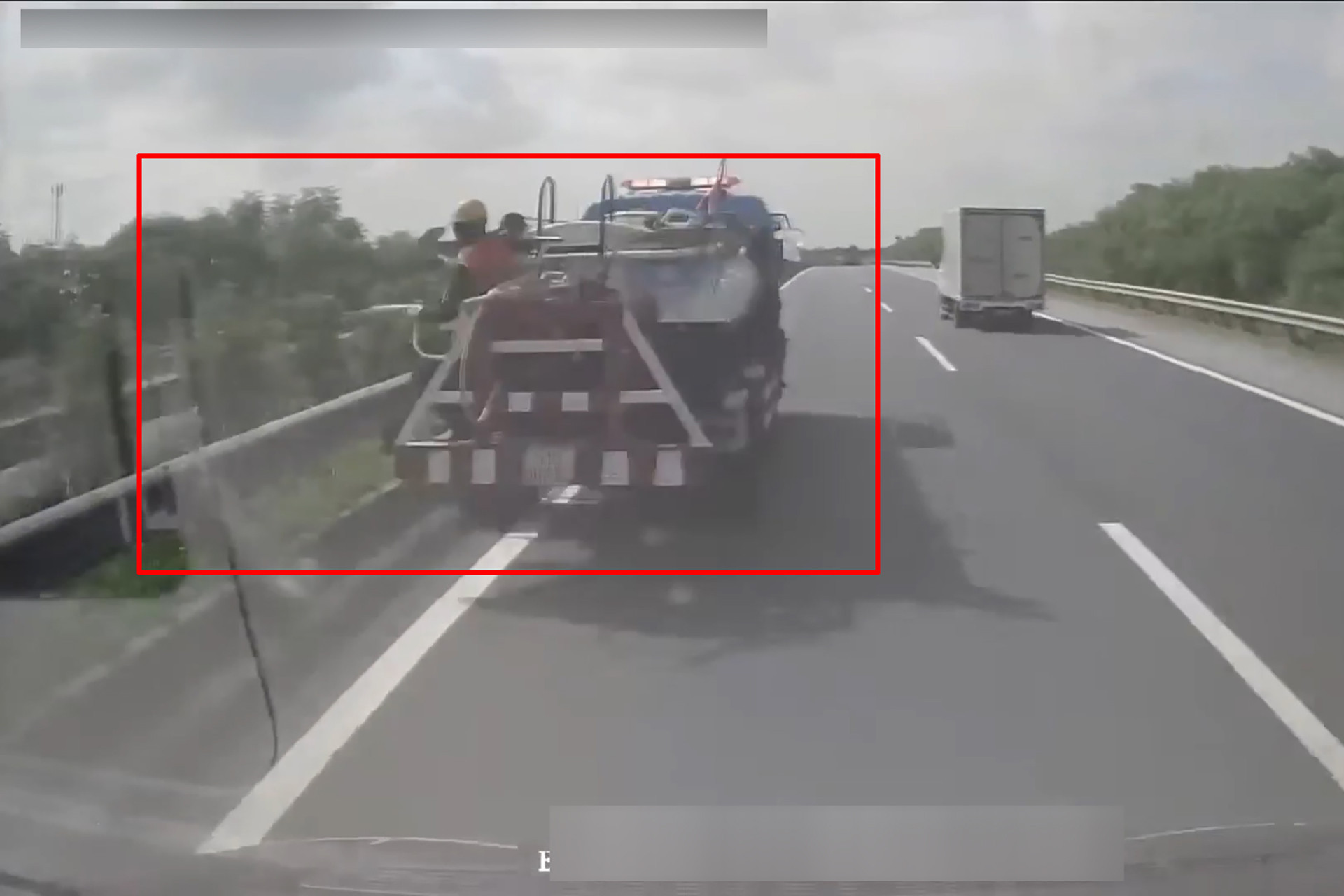 tuoi cay tren cao toc.jpg