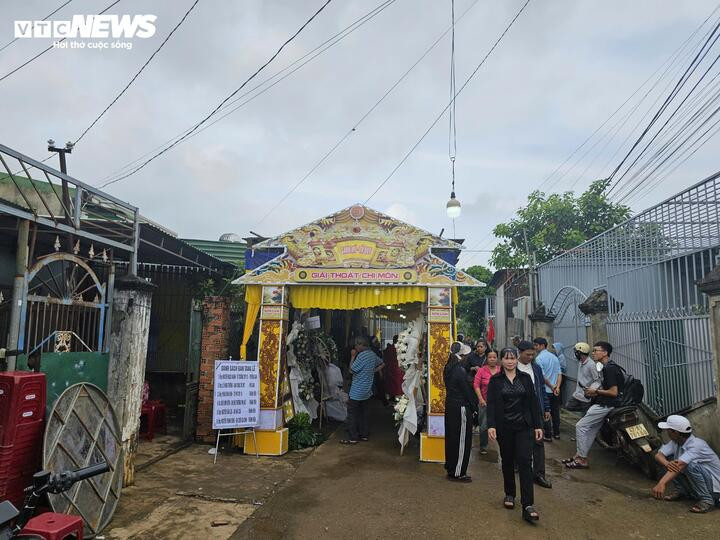 Dòng người tiễn đưa 3 nạn nhân xấu số, ai nấy đều bàng hoàng.