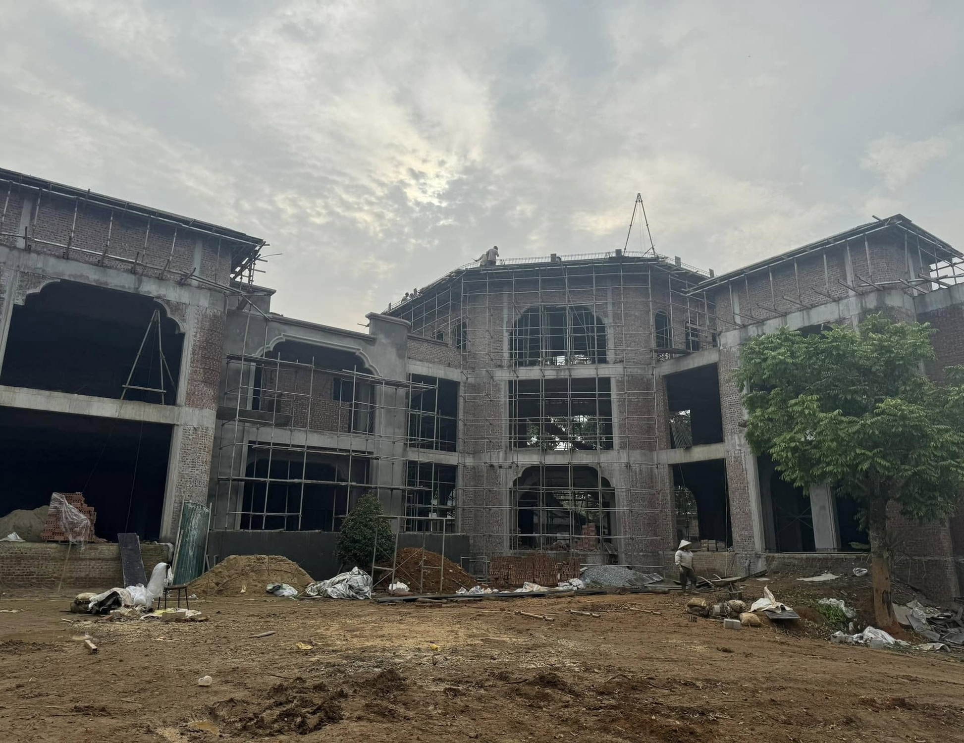 Thu nhập khủng cuộc sống sang chảnh của Youtuber nổi đình đám Thanh Hóa vừa bị khởi tố