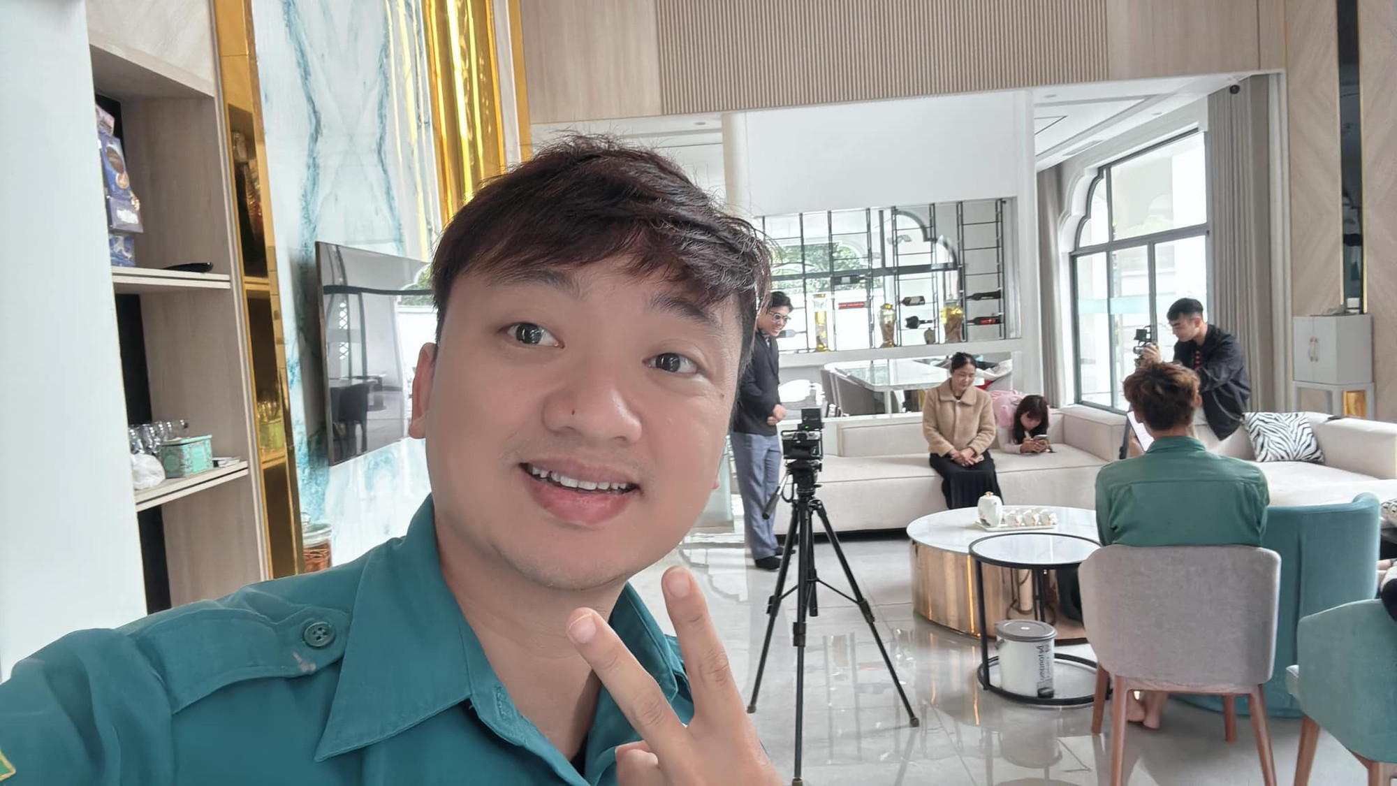 Thu nhập khủng cuộc sống sang chảnh của Youtuber nổi đình đám Thanh Hóa vừa bị khởi tố