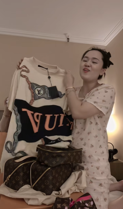 Vợ Duy Mạnh gây tranh cãi với màn đập hộp đồ hiệu như đồ chợ