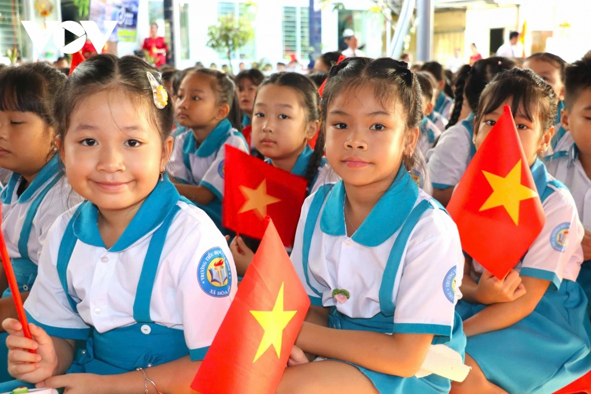 Ap luc dong phuc dau nam hoc noi lo cua nhieu phu huynh hinh anh 2