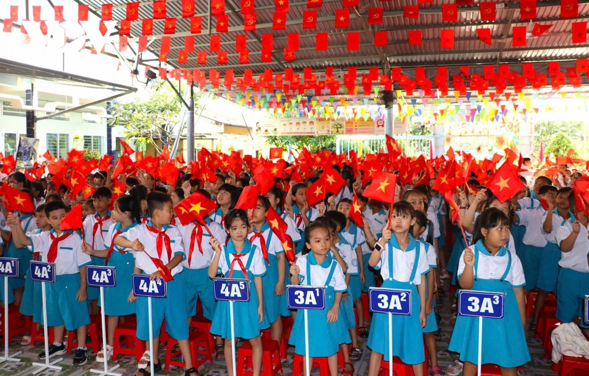 Ap luc dong phuc dau nam hoc noi lo cua nhieu phu huynh hinh anh 3