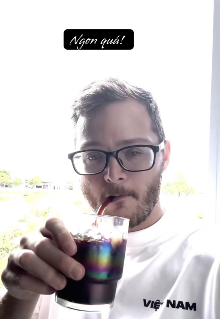 Anh nghiện món cà phê ở Việt Nam. (Ảnh chụp màn hình)