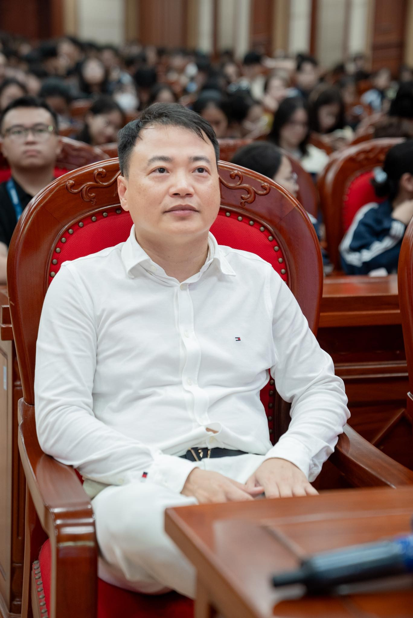 Chồng doanh nhân giàu có của nữ chính phim 'Gió ngang khoảng trời xanh' - Ảnh 3.