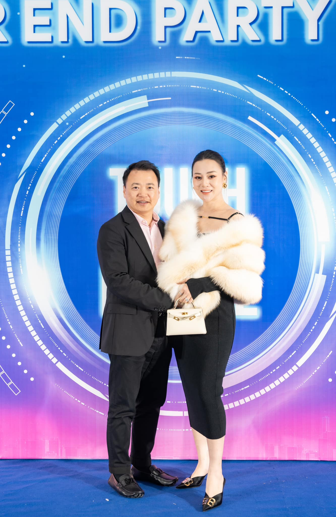 Chồng doanh nhân giàu có của nữ chính phim 'Gió ngang khoảng trời xanh' - Ảnh 6.