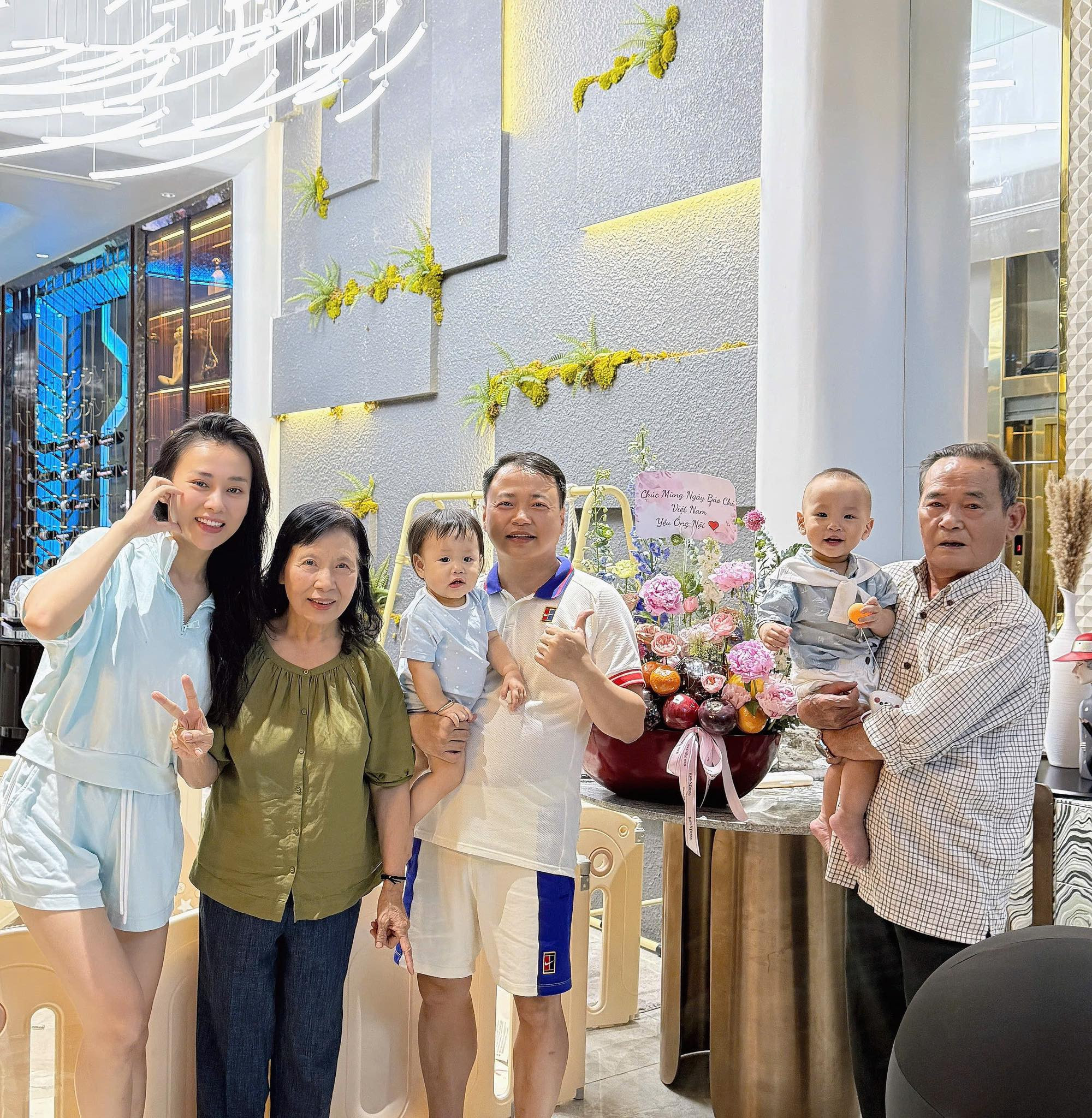Chồng doanh nhân giàu có của nữ chính phim 'Gió ngang khoảng trời xanh' - Ảnh 9.