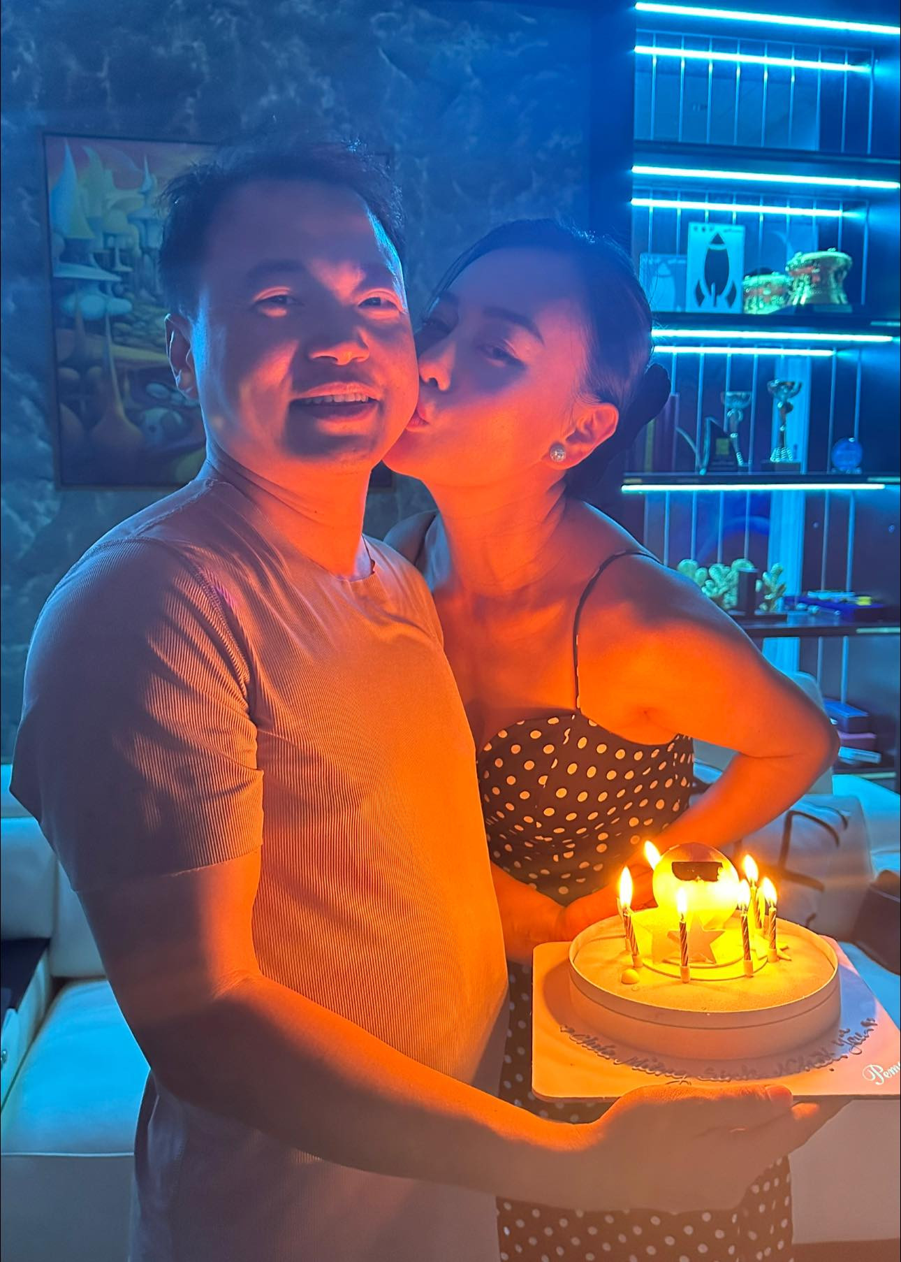 Chồng doanh nhân giàu có của nữ chính phim 'Gió ngang khoảng trời xanh' - Ảnh 2.