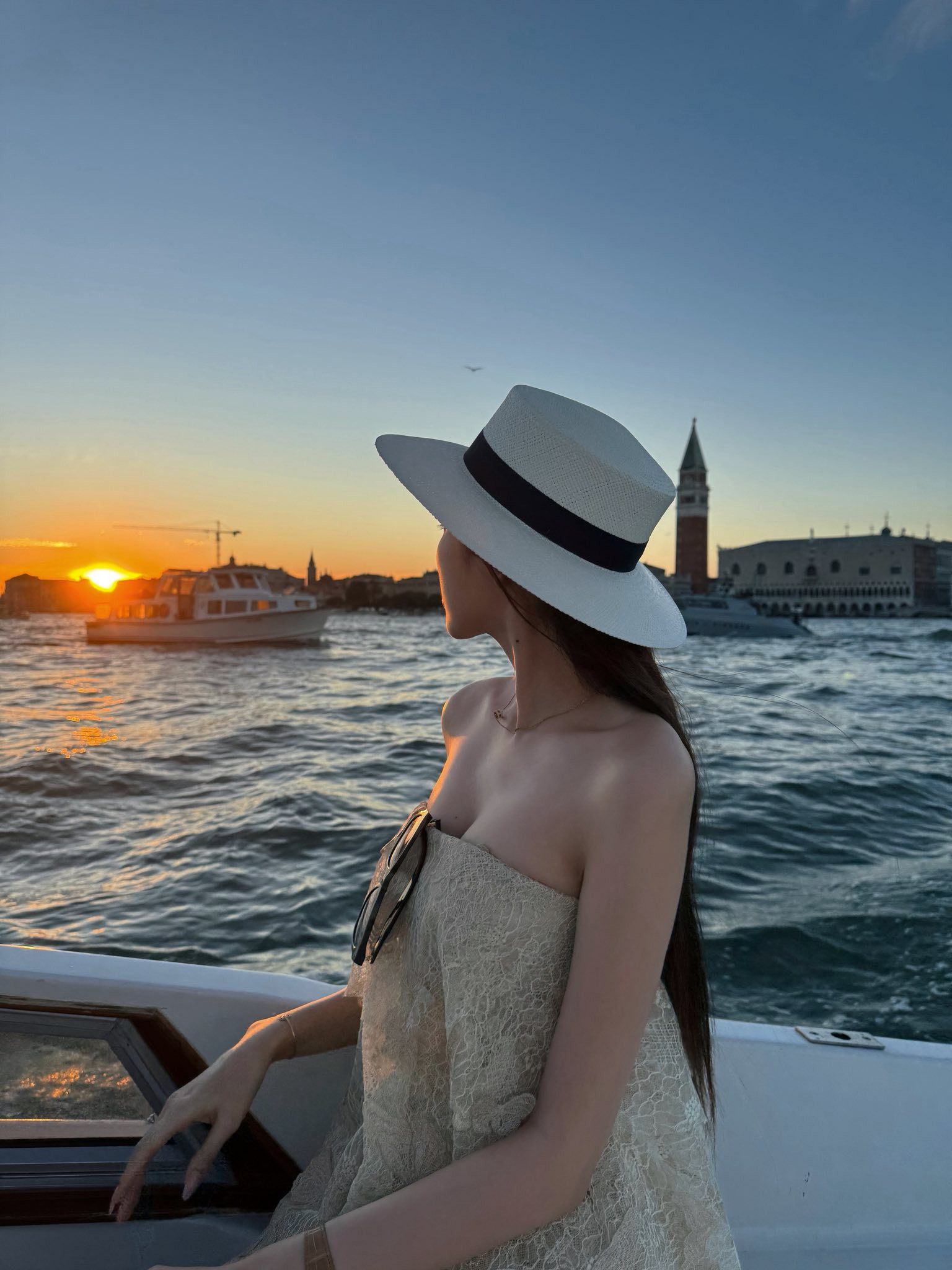 Đỗ Thị Hà khoe vẻ đẹp thu hút với thiết kế thời trang tinh tế tại thụy sĩ - Ảnh 3.