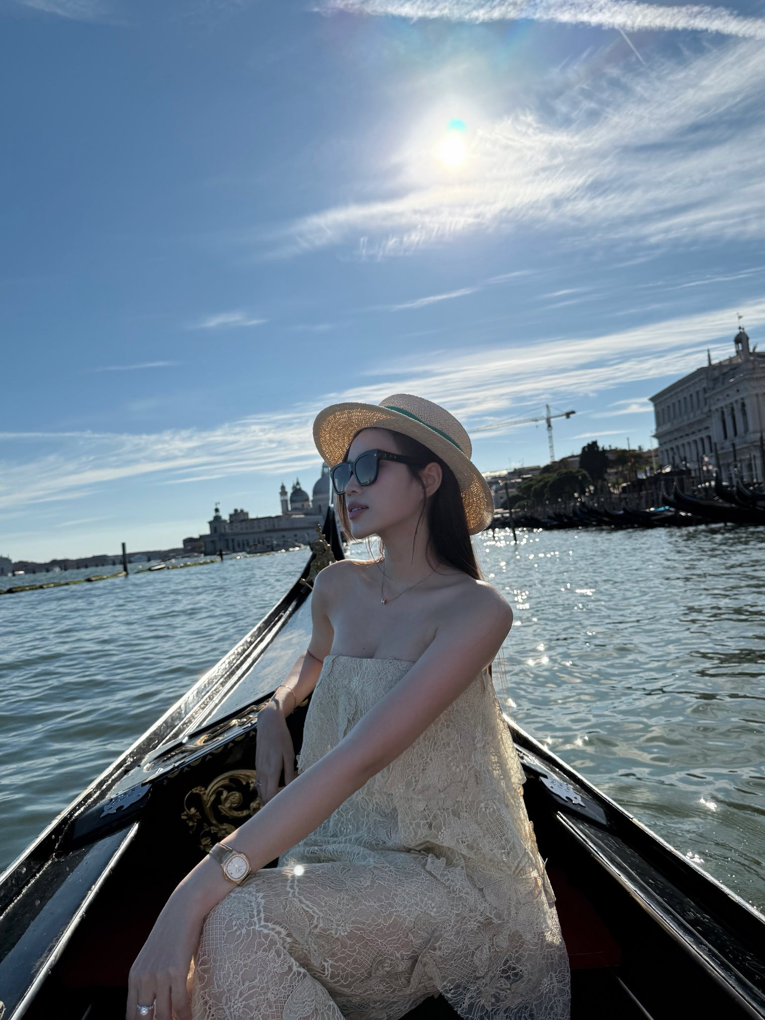 Đỗ Thị Hà khoe vẻ đẹp thu hút với thiết kế thời trang tinh tế tại thụy sĩ - Ảnh 4.