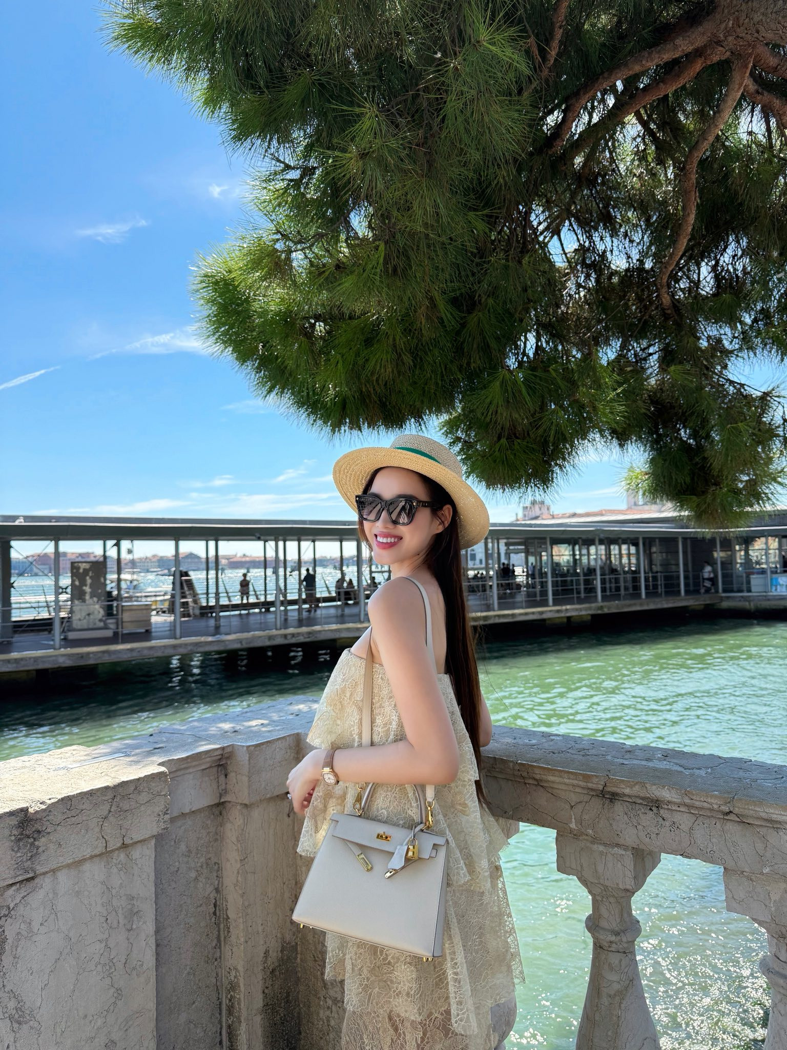Đỗ Thị Hà khoe vẻ đẹp thu hút với thiết kế thời trang tinh tế tại thụy sĩ - Ảnh 2.