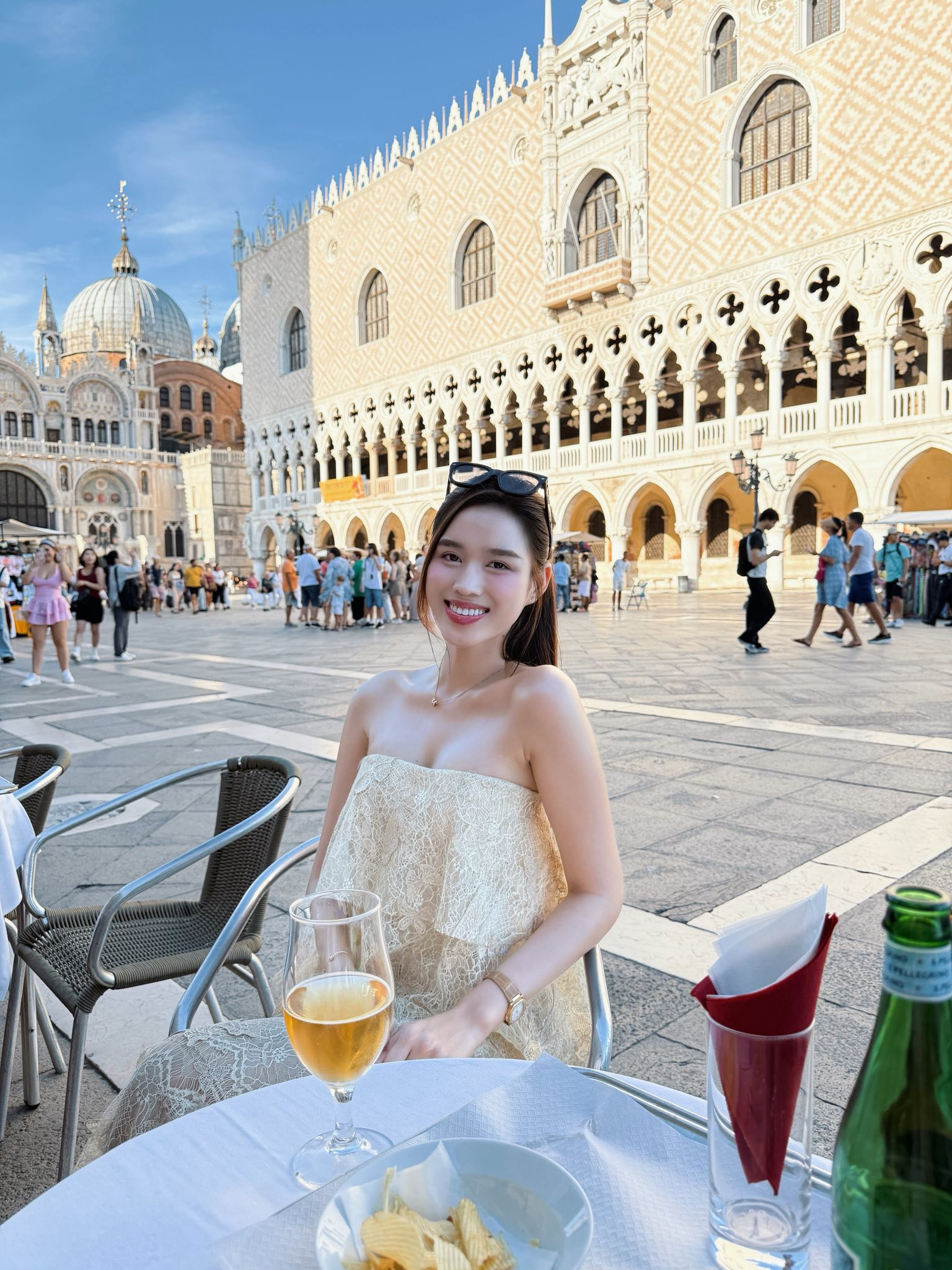 Đỗ Thị Hà khoe vẻ đẹp thu hút với thiết kế thời trang tinh tế tại thụy sĩ - Ảnh 5.