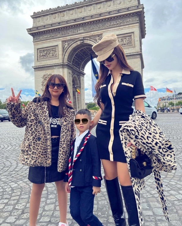 Hiếm khi lộ diện quý tử nhà Huyền Baby lập tức gây sốt trong ngày sinh nhật 8 tuổi