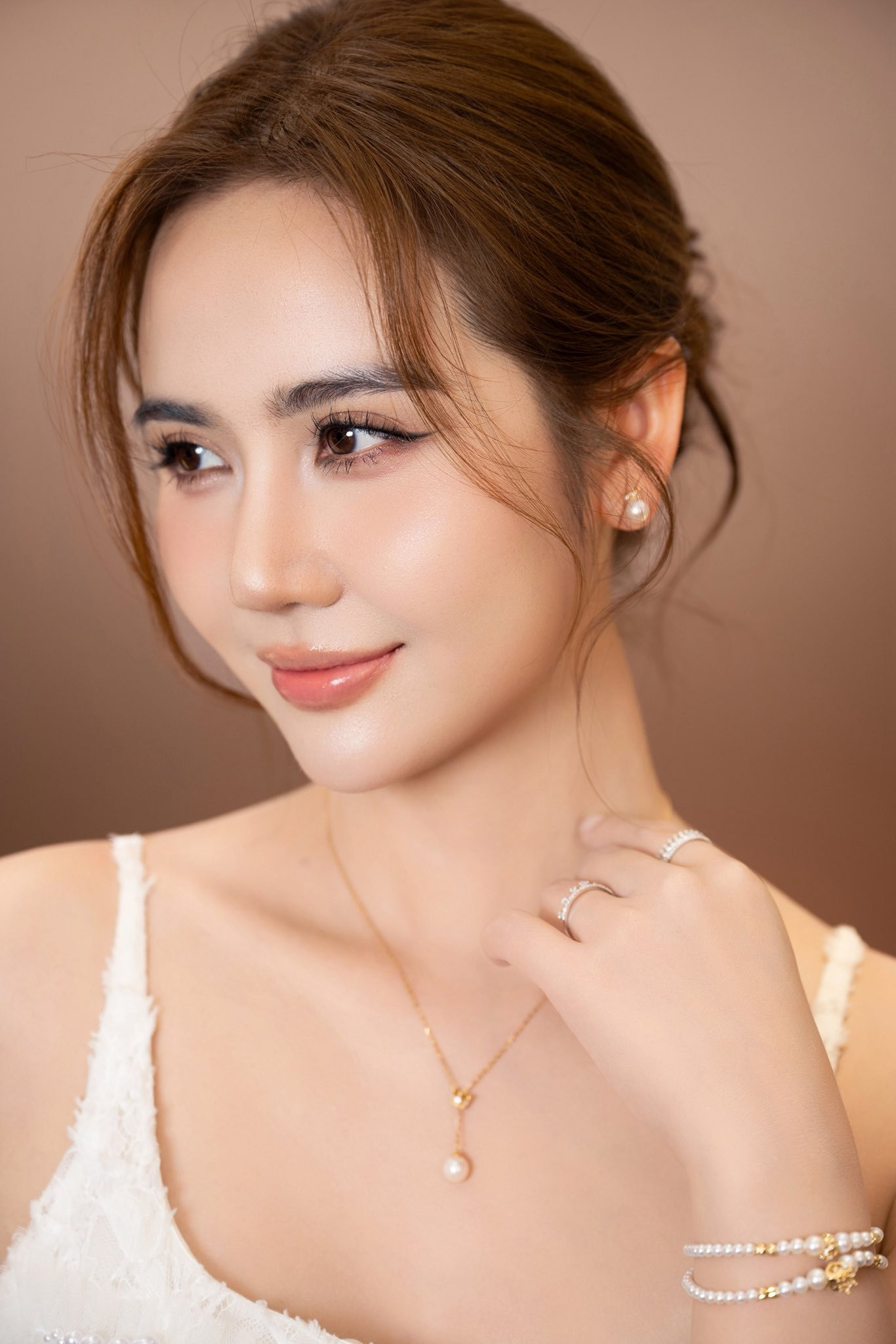 Huyền Lizzie mặc váy cưới rộ tin tái hôn sau 6 năm làm mẹ đơn thân