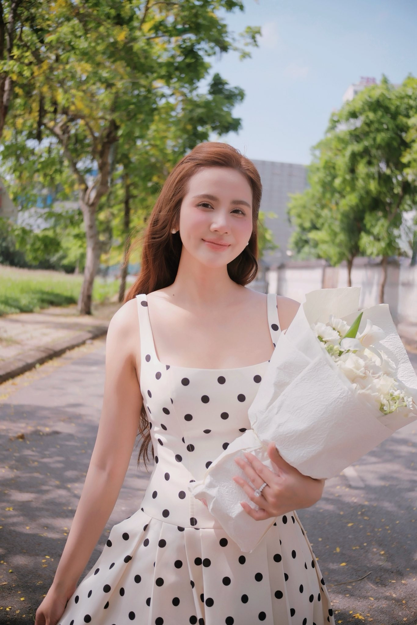 Huyền Lizzie mặc váy cưới rộ tin tái hôn sau 6 năm làm mẹ đơn thân