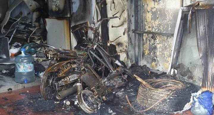 Xe máy và nhiều vật dụng bên trong bị lửa thiêu rụi.