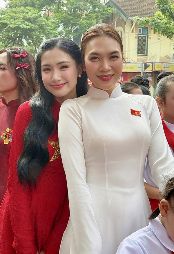 Nữ ca sĩ quê Bắc Ninh hát ca khúc chính của phim 'Mưa đỏ có đời thực ra sao? - Ảnh 4.