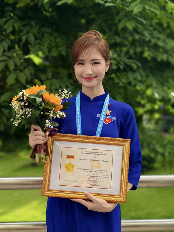 Nữ ca sĩ quê Bắc Ninh hát ca khúc chính của phim 'Mưa đỏ có đời thực ra sao? - Ảnh 3.