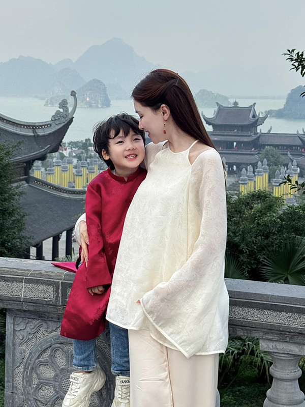 Nữ ca sĩ quê Bắc Ninh hát ca khúc chính của phim 'Mưa đỏ có đời thực ra sao? - Ảnh 6.