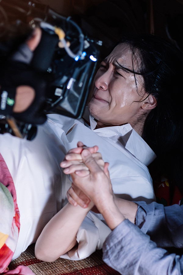 Nữ ca sĩ quê Bắc Ninh hát ca khúc chính của phim 'Mưa đỏ có đời thực ra sao? - Ảnh 2.