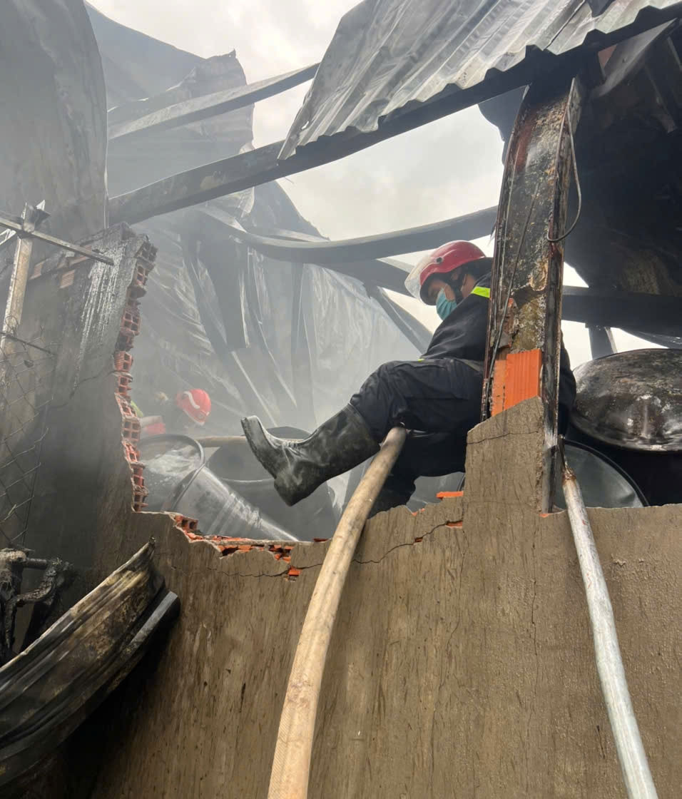 phat hien mot thi the sau vu chay nha xuong o tp.hcm hinh anh 2