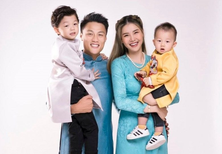 Xôn xao clip Kỳ Hân  vợ Mạc Hồng Quân vất vả bán tàu hũ ở vỉa hè mưu sinh