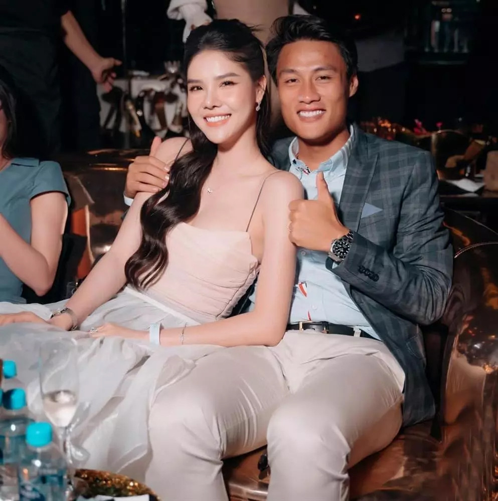 Xôn xao clip Kỳ Hân  vợ Mạc Hồng Quân vất vả bán tàu hũ ở vỉa hè mưu sinh