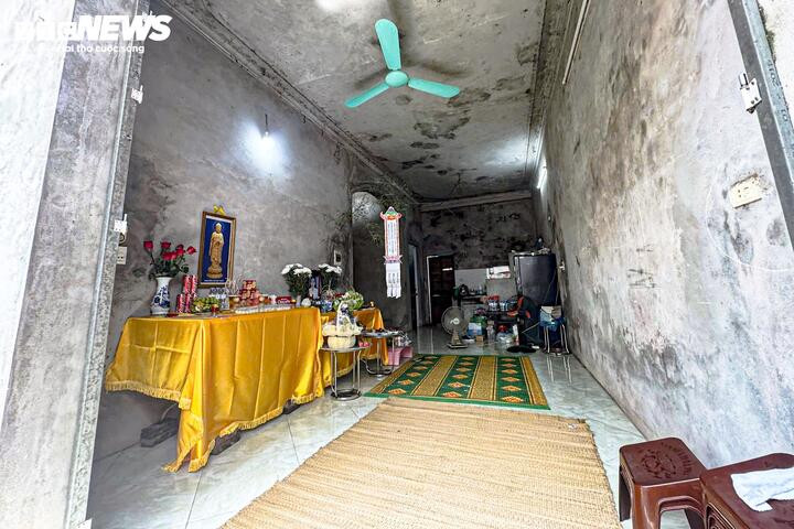 Gia cảnh nữ sinh Hà Anh rất khó khăn, ngôi nhà xây cách đây gần chục năm nhưng đến nay vẫn chưa có tiền để sơn sửa. (Ảnh: Viên Minh)