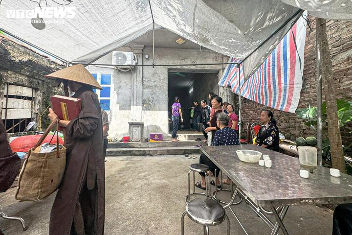 Nhiều người trong thôn đến chia buồn với gia đình nạn nhân, sáng 15/9. (Ảnh: Viên Minh)