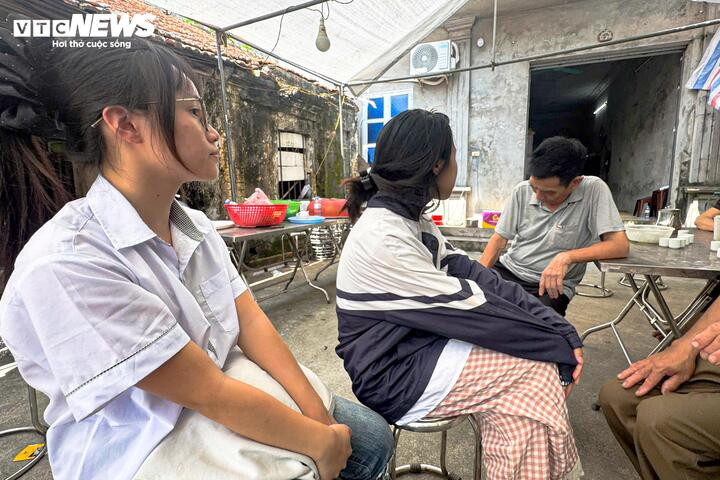 Nhiều người bạn cùng học với Hà Anh chưa tin được sự ra đi đột ngột của nữ sinh. (Ảnh: Viên Minh)