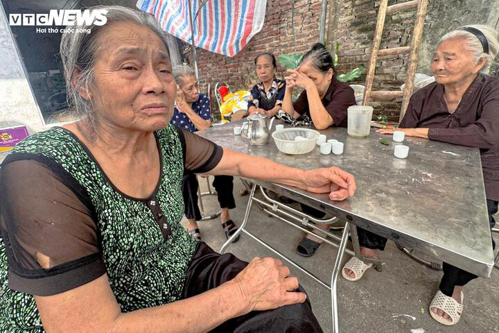 Bà Đặng Thị Ngoan (bà ngoại Hà Anh) khóc nghẹn trước sự ra đi đột ngột của cháu gái. (Ảnh: Viên Minh)