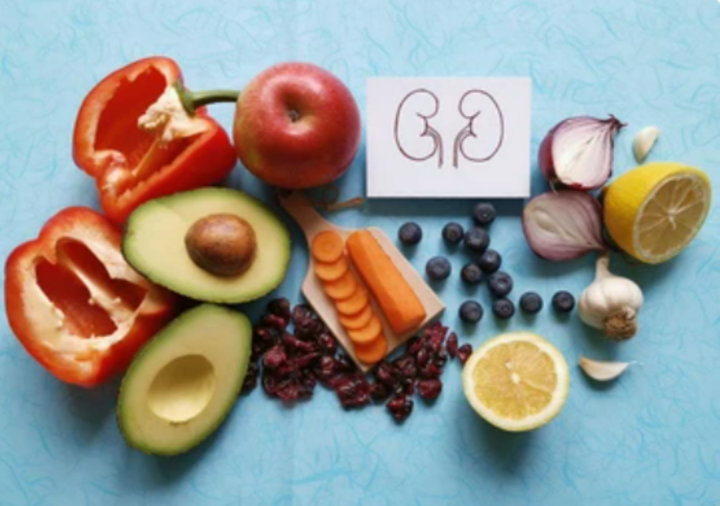 Bổ sung các loại trái cây phù hợp sẽ mang lại nguồn vitamin tốt cho thận (Ảnh: Shutterstock)