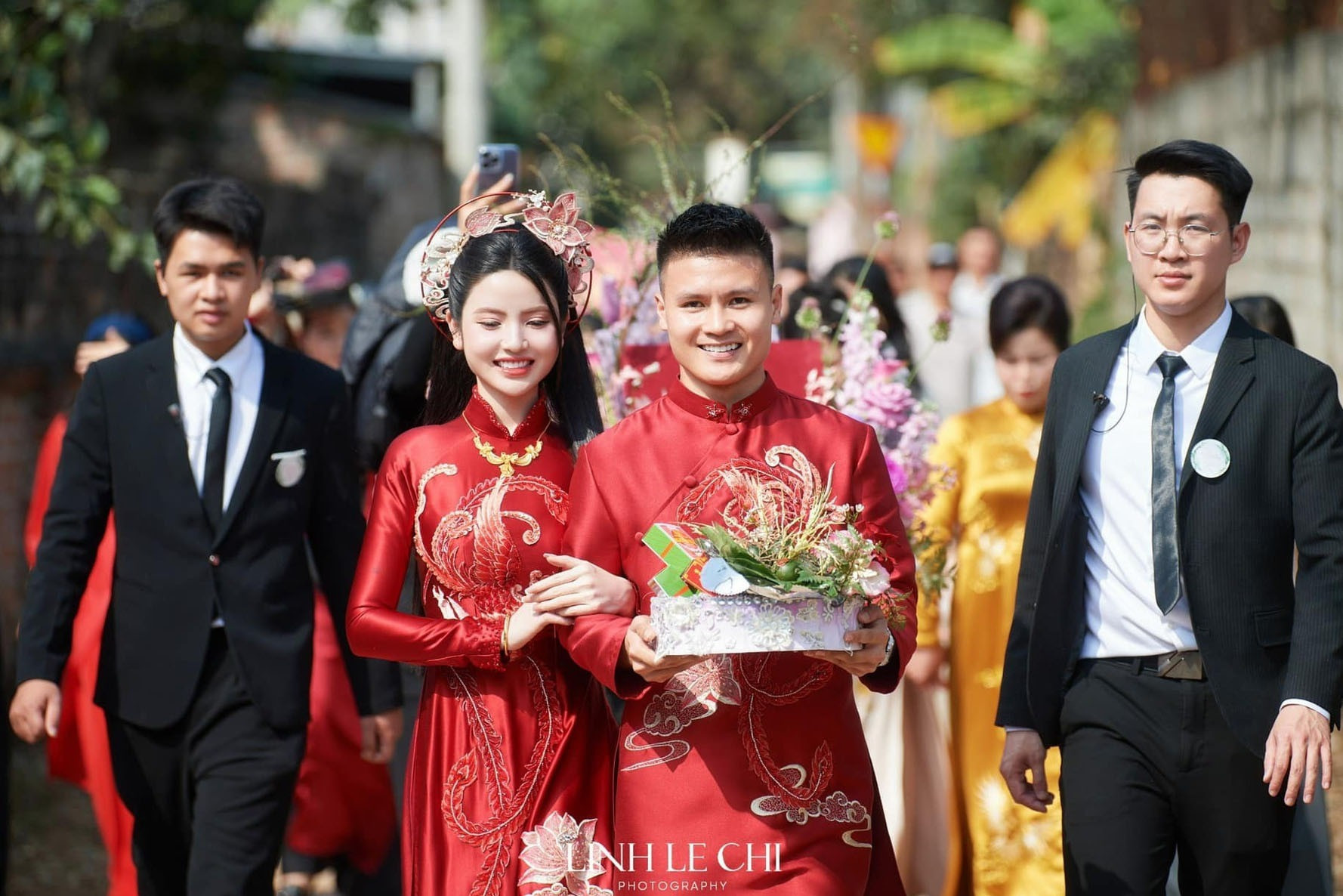 Ảnh hiếm về chiếc xế hộp gần 10 tỷ đang gây xôn xao của vợ Quang Hải