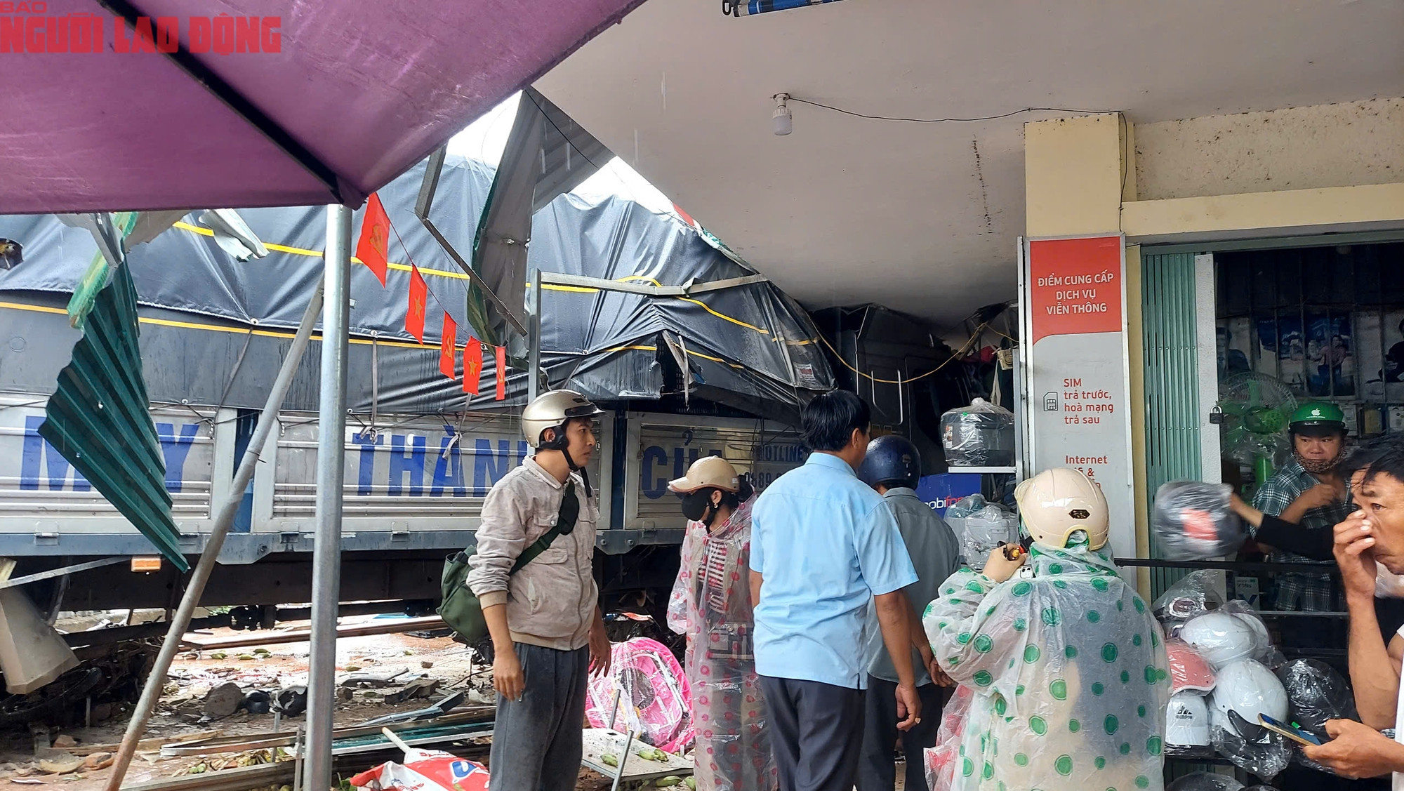 CLIP: Hiện trường vụ xe tải lao vào chợ khiến 3 người chết - Ảnh 8.