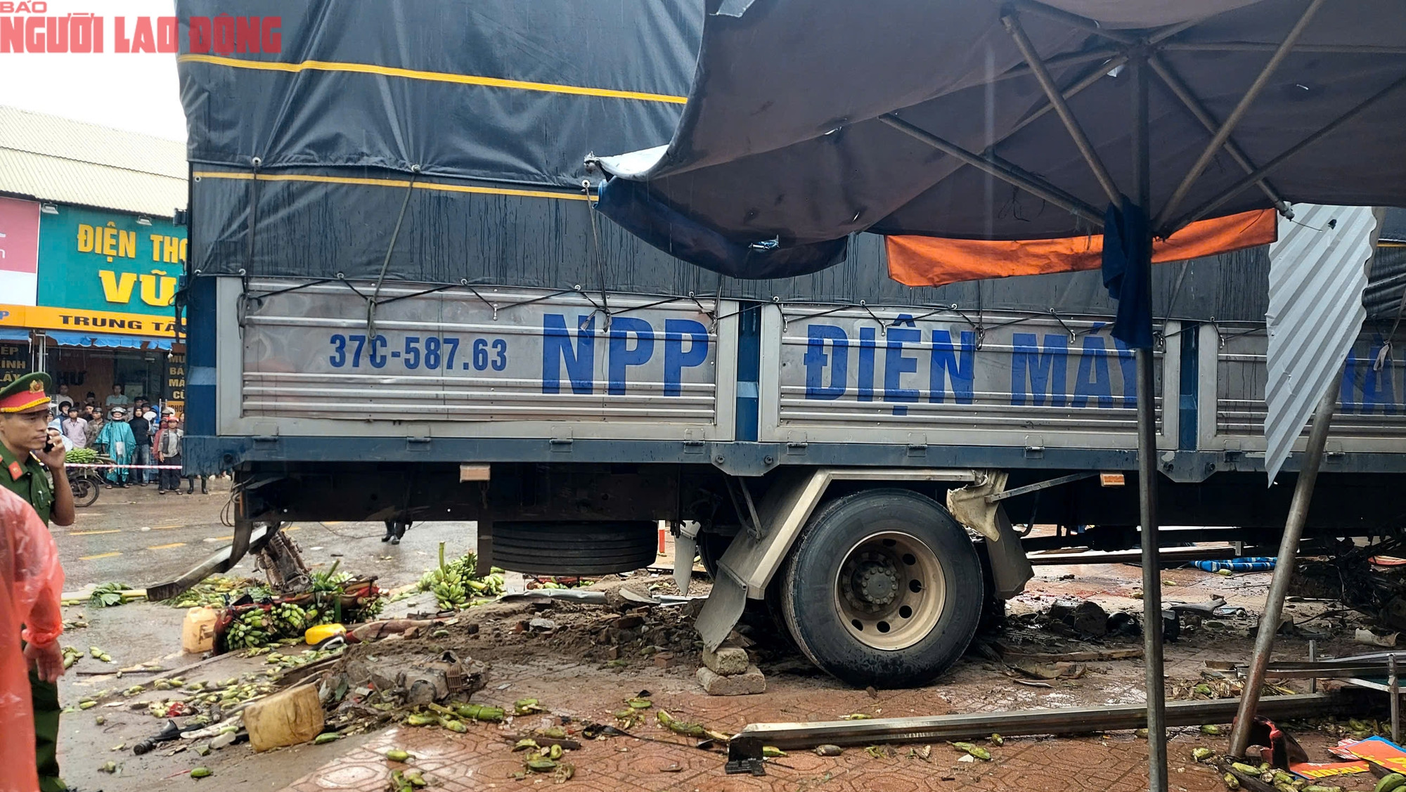 CLIP: Hiện trường vụ xe tải lao vào chợ khiến 3 người chết - Ảnh 1.
