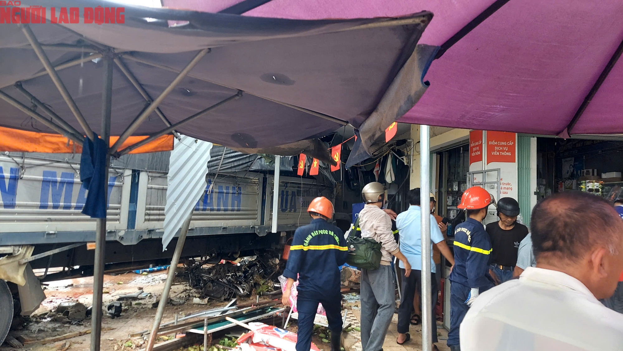 CLIP: Hiện trường vụ xe tải lao vào chợ khiến 3 người chết - Ảnh 3.