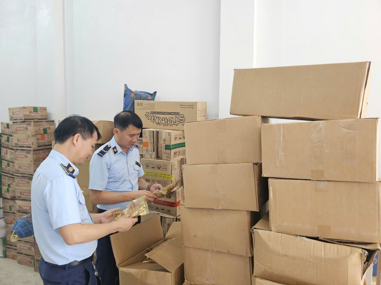 Đoàn kiểm tra đã phát hiện số hàng hoá là thực phẩm do nước ngoài sản xuất không có hoá đơn, chứng từ theo quy định của pháp luật.