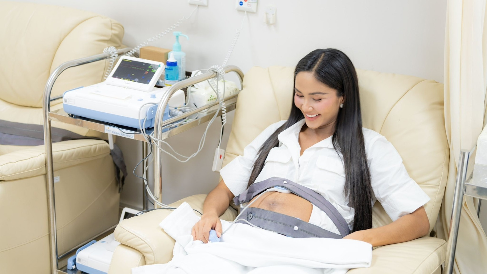 HHen Niê chia sẻ ảnh ông xã nằm đất và sự thật phía sau khiến cư dân mạng ngưỡng mộ