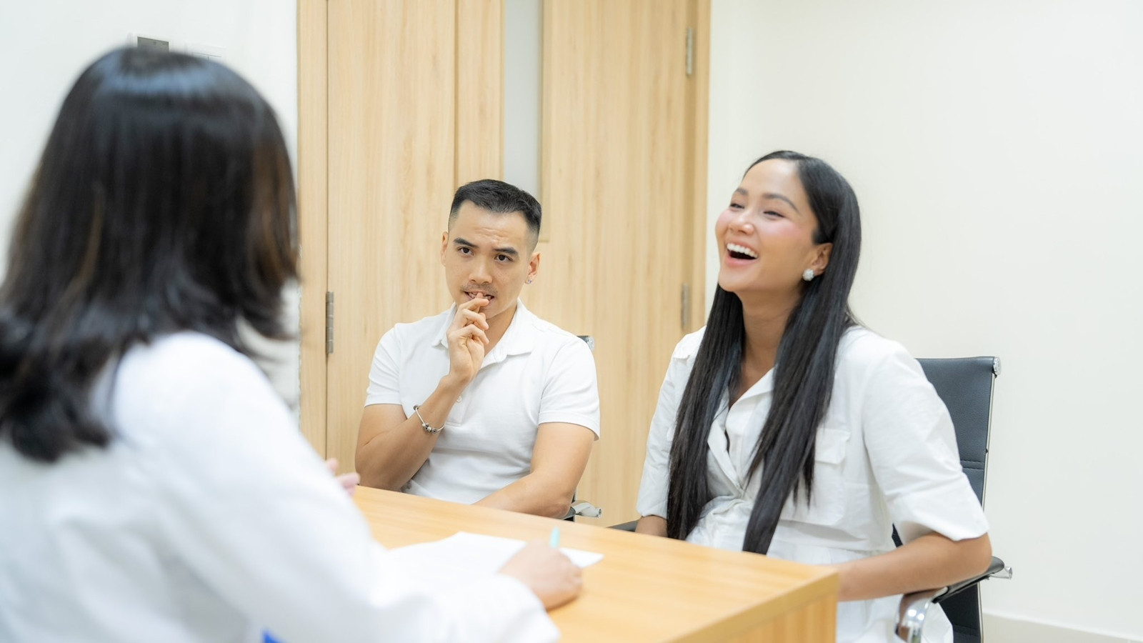 HHen Niê chia sẻ ảnh ông xã nằm đất và sự thật phía sau khiến cư dân mạng ngưỡng mộ