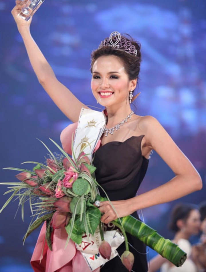 Diễm Hương đăng quang Hoa hậu Thế giới người Việt 2010.