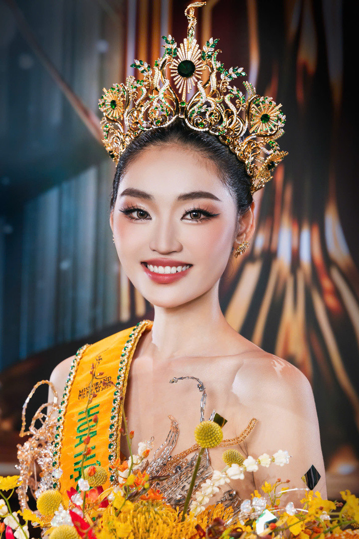 Hoa hậu Yến Nhi làm đủ nghề để kiếm tiền.