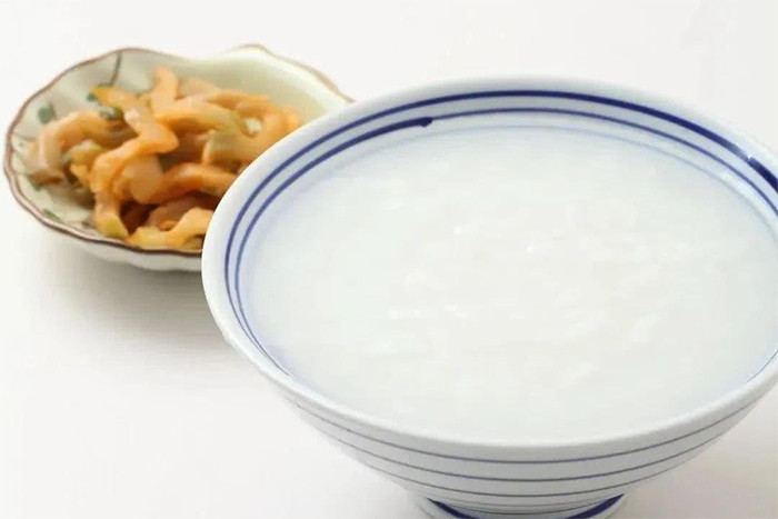 Cháo không có nhiều dinh dưỡng nên sẽ không cung cấp đủ năng lượng cho bữa sáng. (Ảnh: Sohu)
