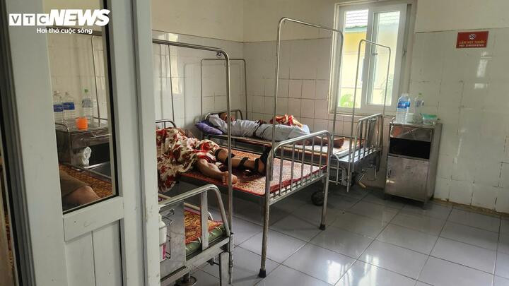 Có 6 nạn nhân bị thương trong vụ xe tải lao vào chợ đang được điều trị tại Bệnh viện Hướng Hoá trong tình trạng chấn thương đầu, mặt và gãy xương. (Ảnh: Do Nguyễn)