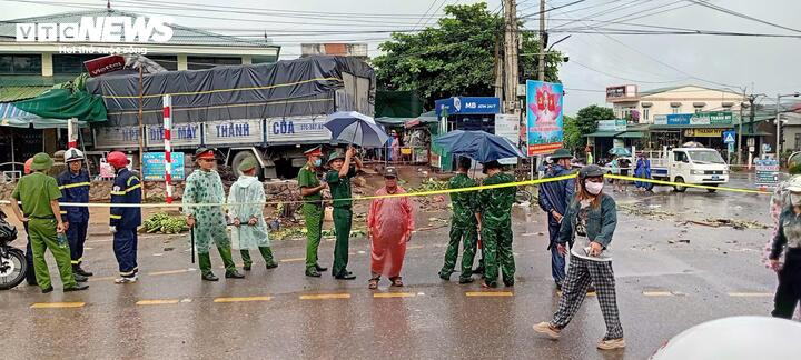 Hiện trường vụ tai nạn thảm khốc làm 12 người thương vong.