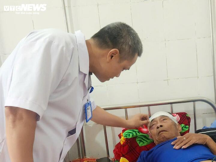 Ông Hồ Văn L. bị chấn thương vùng đầu sau vụ tai nạn kinh hoàng. (Ảnh: Do Nguyễn)