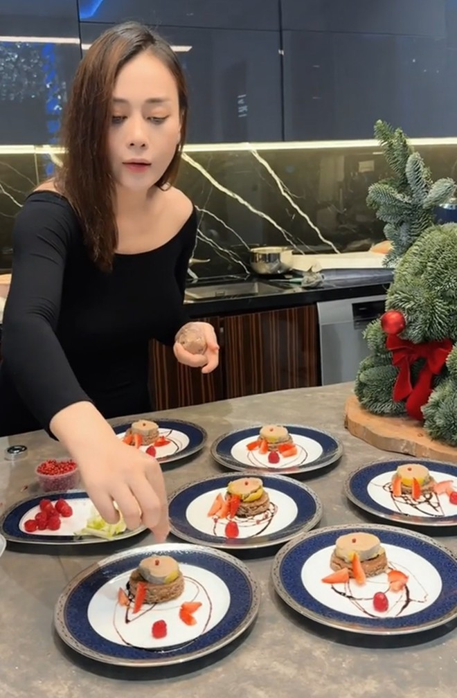 Ngỡ ngàng với bát đĩa sang trọng của Phương Oanh trên bàn ăn gia đình - Ảnh 10.
