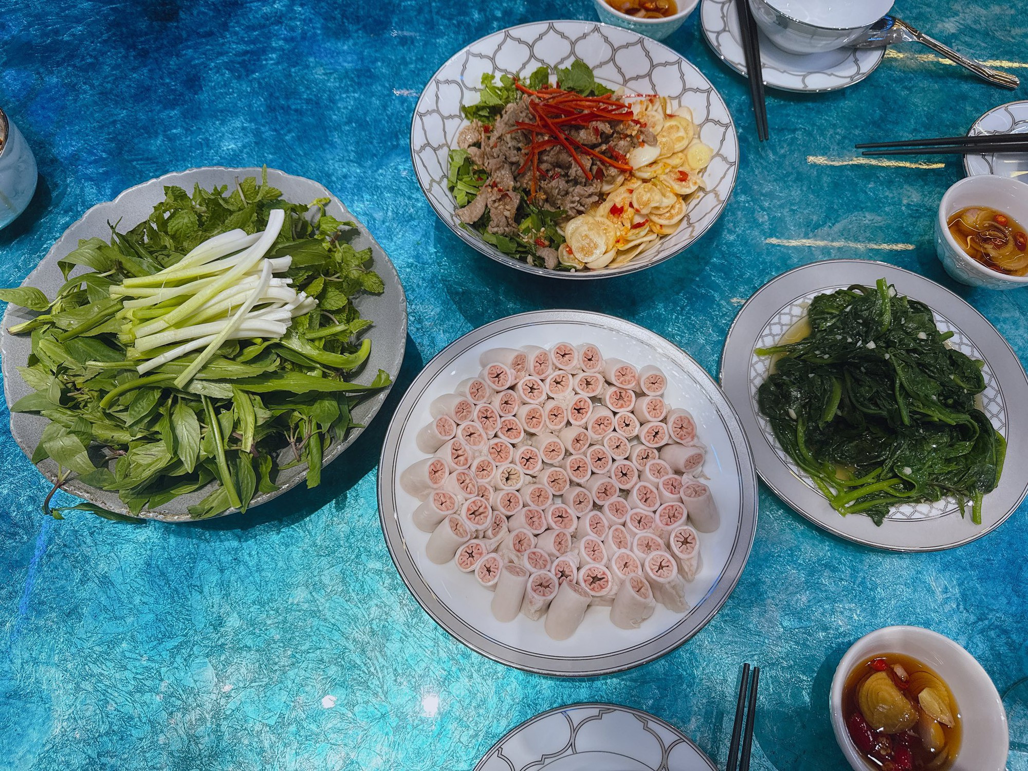 Ngỡ ngàng với bát đĩa sang trọng của Phương Oanh trên bàn ăn gia đình - Ảnh 2.