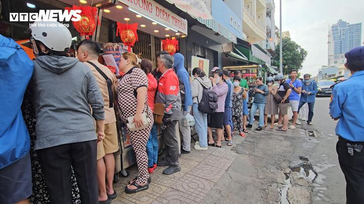 Nhiều người xếp hàng từ 30 phút đến hơn 1 tiếng mới mua được bánh trung thu.