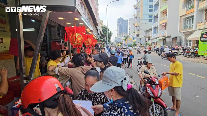 Khách xếp hàng dài chờ mua bánh trung thu.